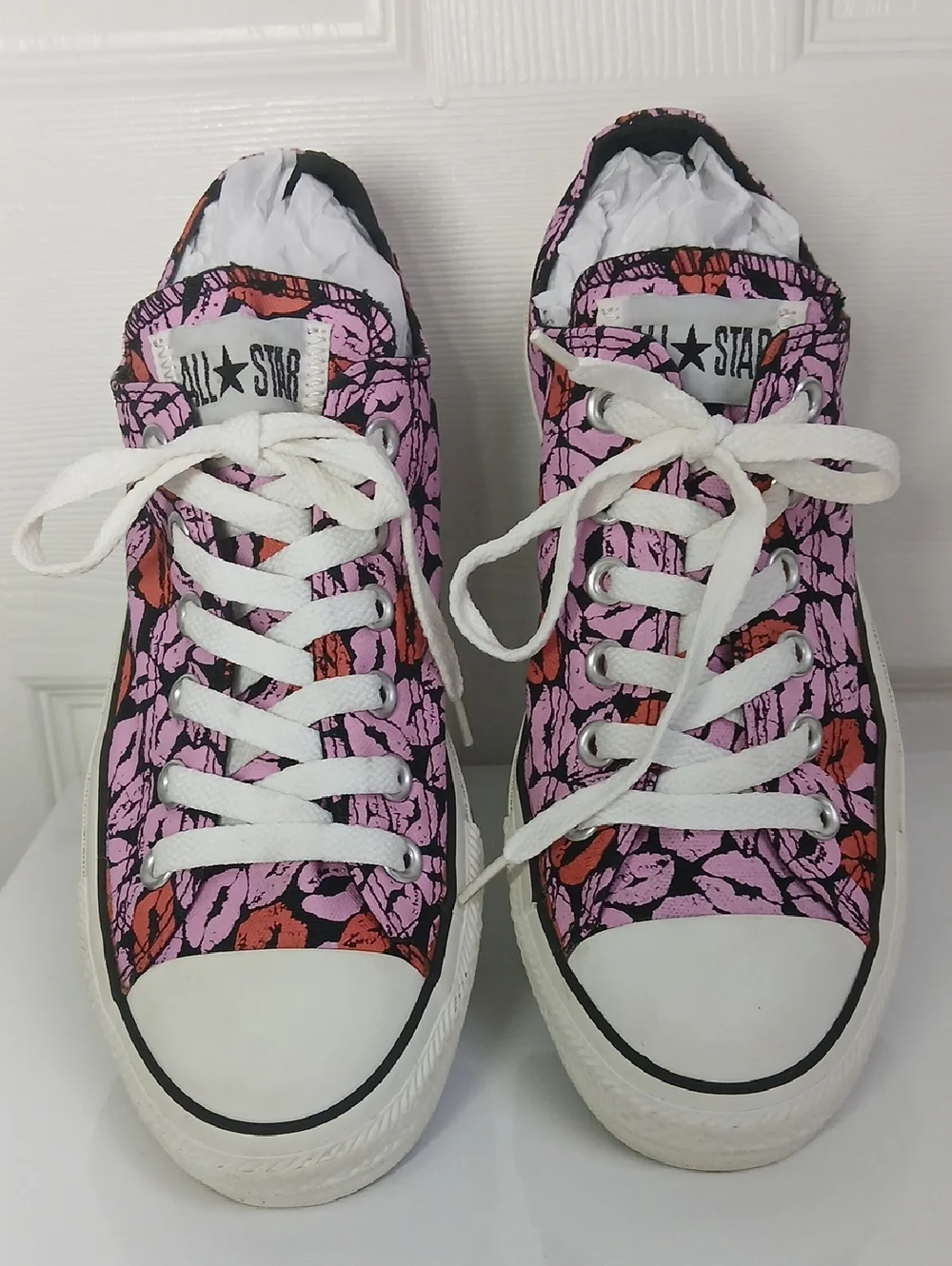 Converse Chuck Taylor All Star Low Top Pink & Red Lip Print Sneakers - Picture 1 of 16